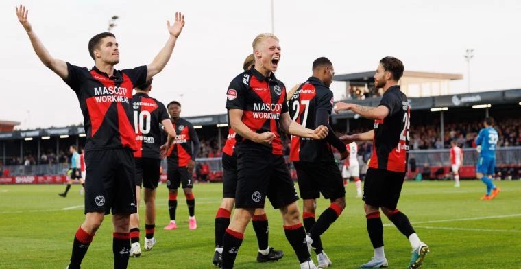 Almere City juicht na te hebben gescoord tegen FC Emmen