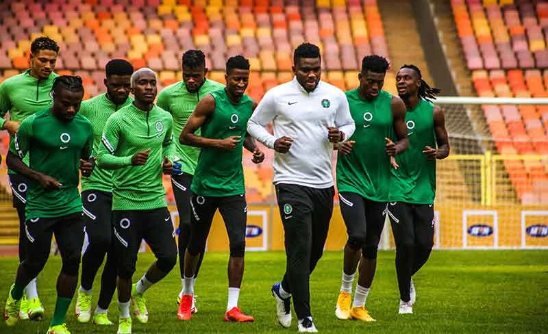 De selectie van Nigeria loopt warm voor de afrika cup