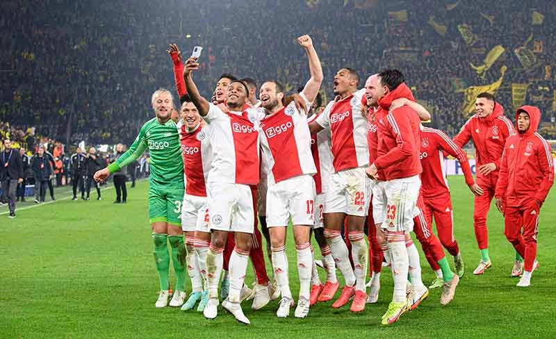 Ajax spelers vieren de champions league overwinning in het stadion van Borussia Dortmund 