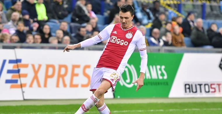 Steven Berghuis namens Ajax in actie tegen Vitesse