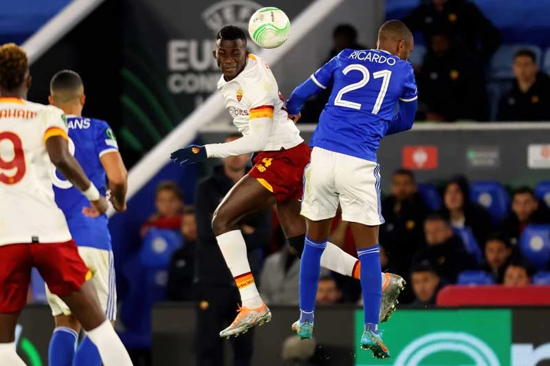 Felix Afena-Gyan van Roma wint een kopbal tegen Ricardo Pereira van Leicester City tijdens de UEFA Europa Conference League halve finale 