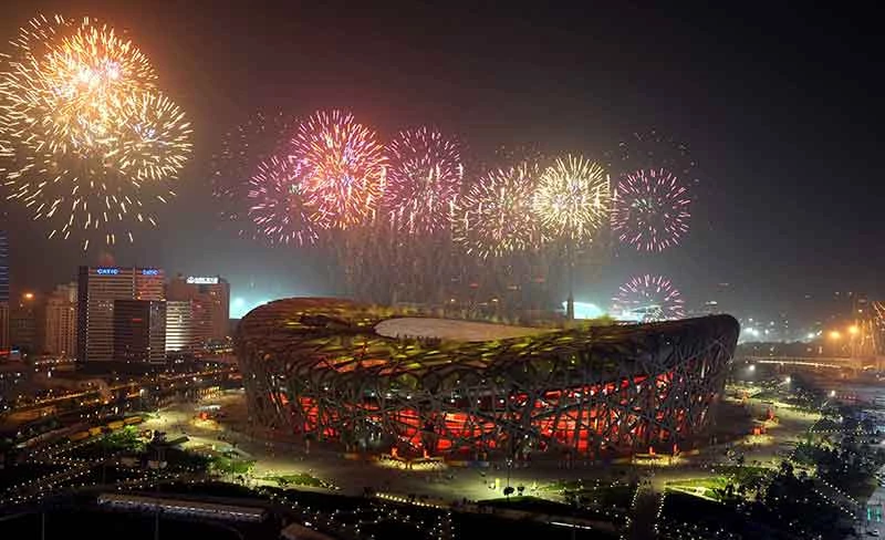Stadion in peking met gigantische vuurwerkshow
