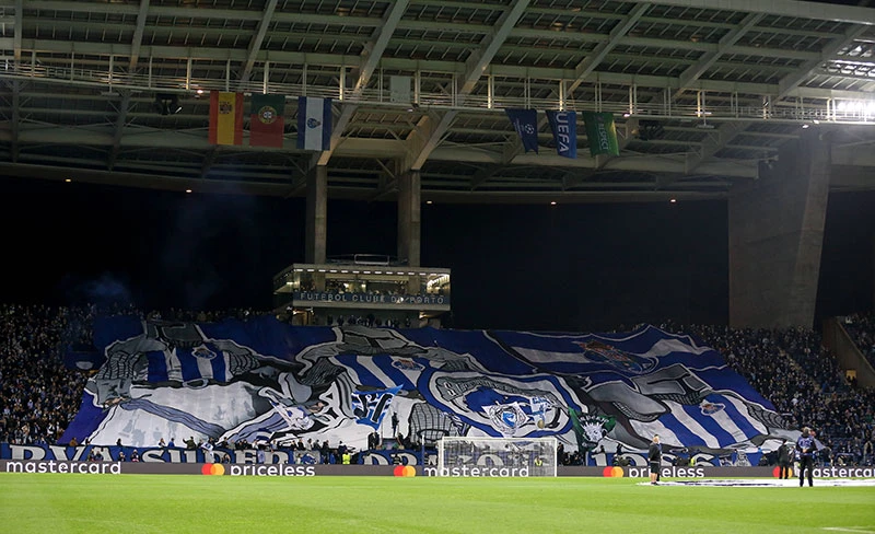 Voetbalsupporters van FC Porto uit Portugal met een sfeeractie op de tribune