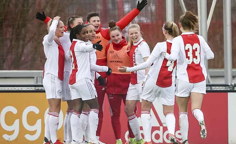 Het Ajax Vrouwenteam viert een doelpunt in de wedstrijden tegen Feyenoord Vrouwen
