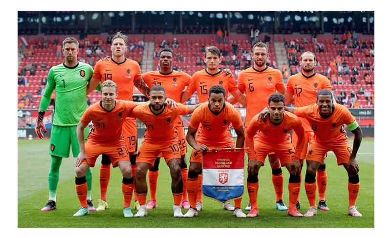 Team line up van het Nederlands elftal met oranje voetbalshirts