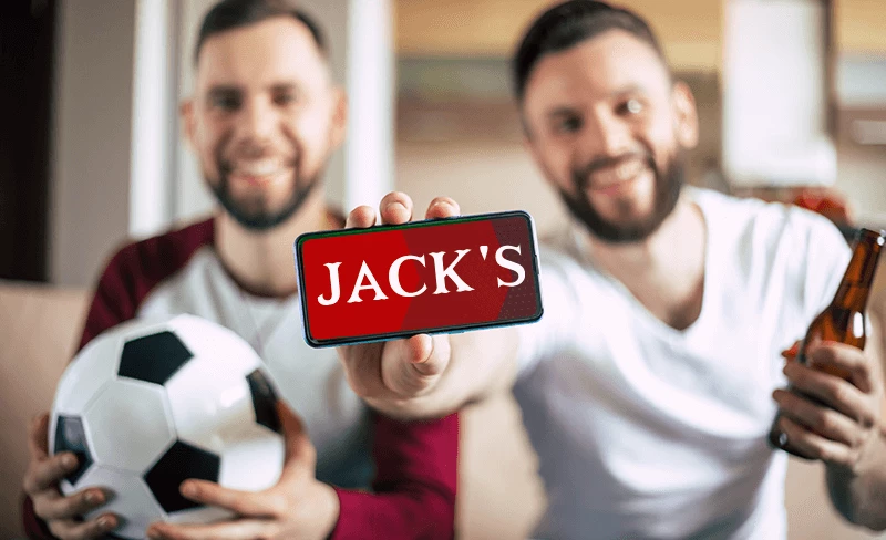 twee mannen met een mobiel met Jacks logo