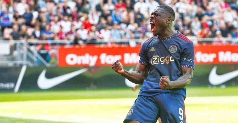 Ajax-spits Bryan Brobbey viert zijn goal tegen FC Utrecht
