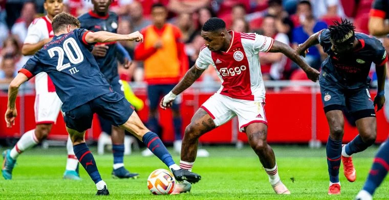 Bergwijn (Ajax) en Til (PSV) vechten om de bal tijdens de strijd om de Johan Cruijff Schaal