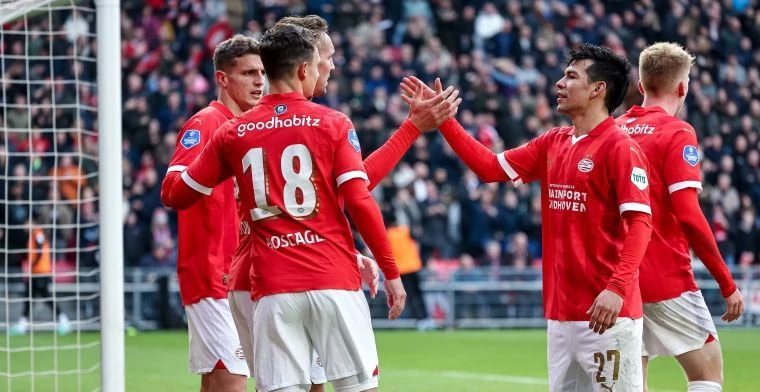 Spelers van PSV vieren een doelpunt