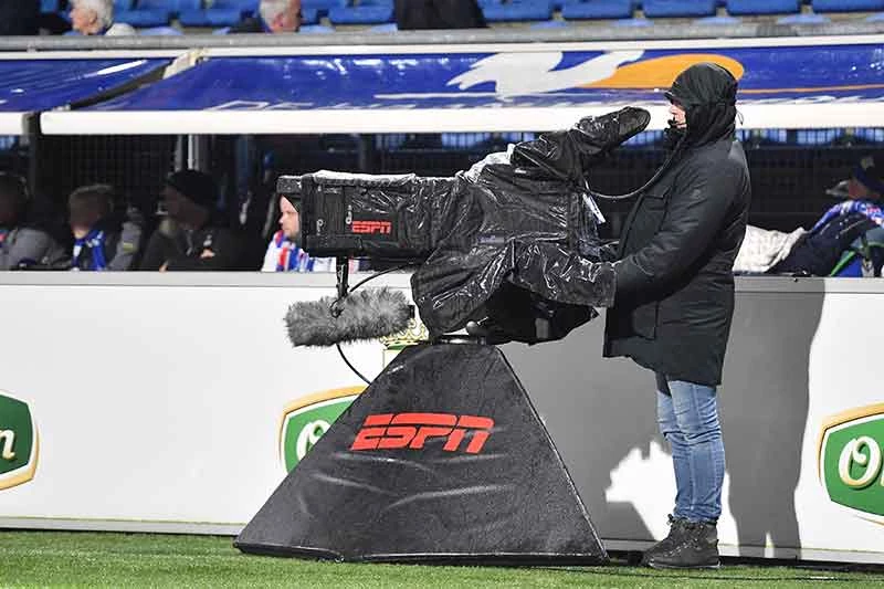 ESPN cameraman bij een live eredivisie wesdtrijd in de regen