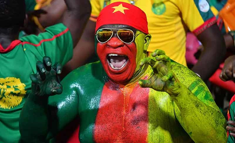 Voetbal supporter van Kameroen is blij en gelukkig tijdens de wedstrijd Kameroen Ghana
