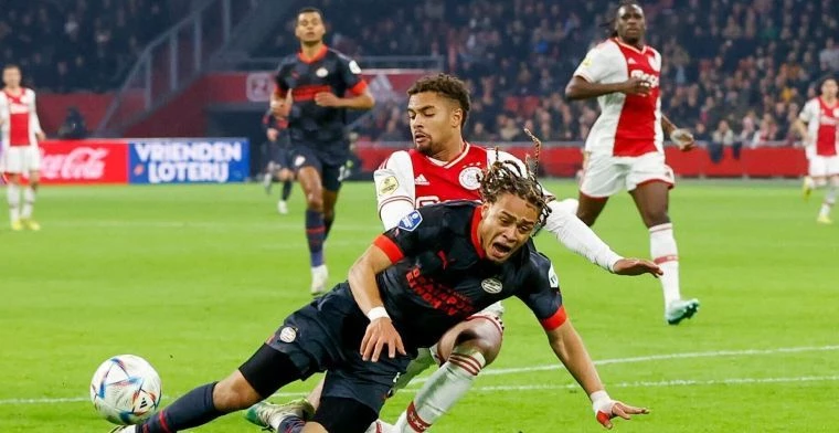 Xavi Simons en Devyne Rensch in actie tijdens Ajax - PSV
