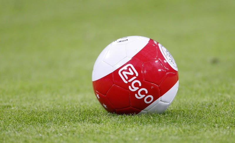 Ajax bal met ziggo logo