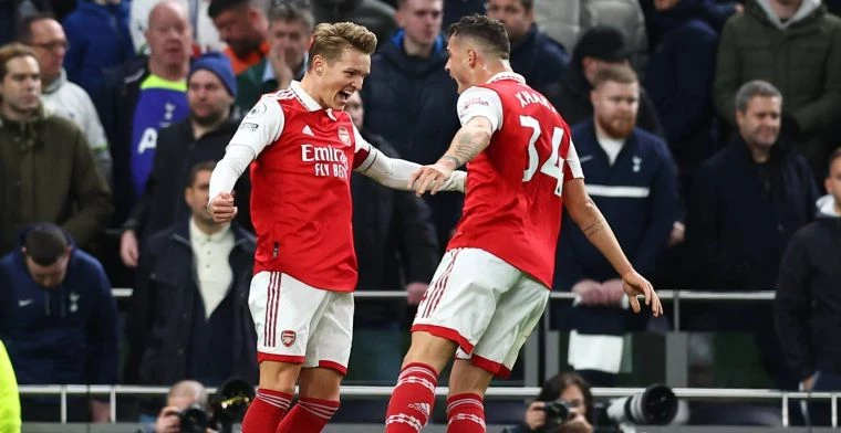 Martin Odegaard en Granit Xhaka vieren een Arsenal-goal tegen Tottenham Hotspur