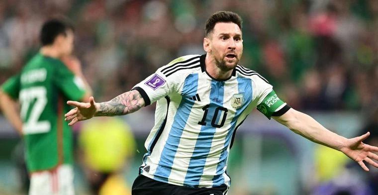 Lionel Messi juicht na zijn goal tegen Mexico