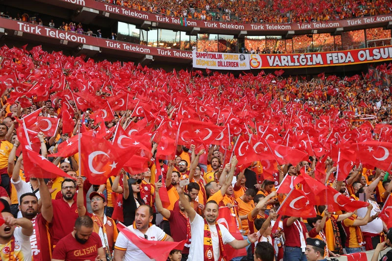 Galatasaray SK publiek in vol voetbal stadion