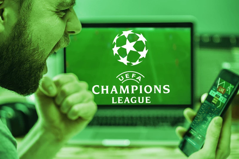 Man voor laptop met champions league logo 