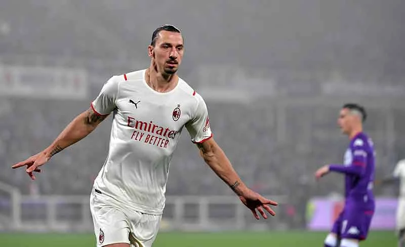 Zlatan Ibrahimovic van AC Milan juicht na voetbal doelpunt 