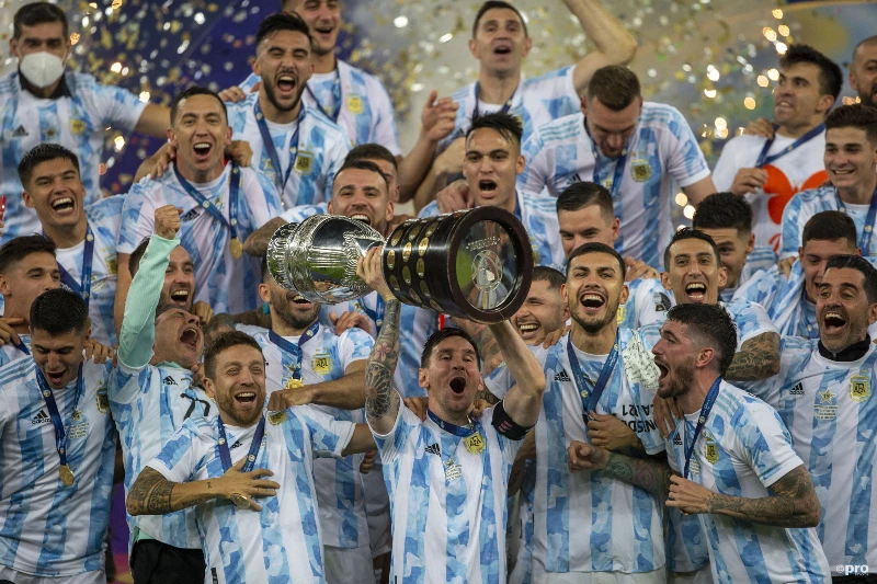 Lionel Messi met de Copa América-trofee in 2021