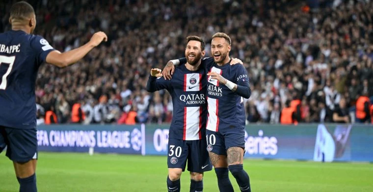 Neymar en Messi vieren een goal van Mbappé voor PSG