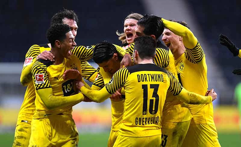 Spelers van Borussia Dortmund vieren een doelpunt in de wedstrijd tegen Eintracht Frankfurt