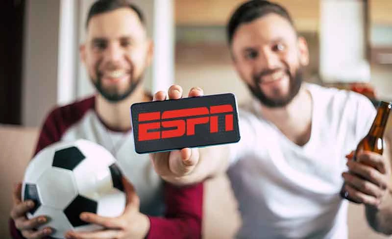 twee mannen met voetbal en bier laten espn logo zien