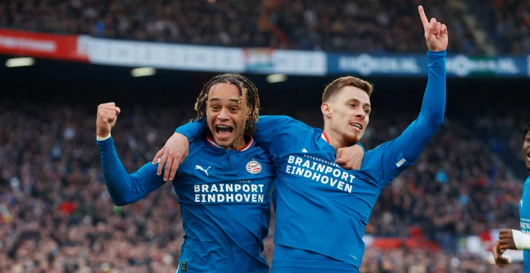 PSV'ers Xavi Simons en Thorgan Hazard juichen na de 0-2 in De Kuip
