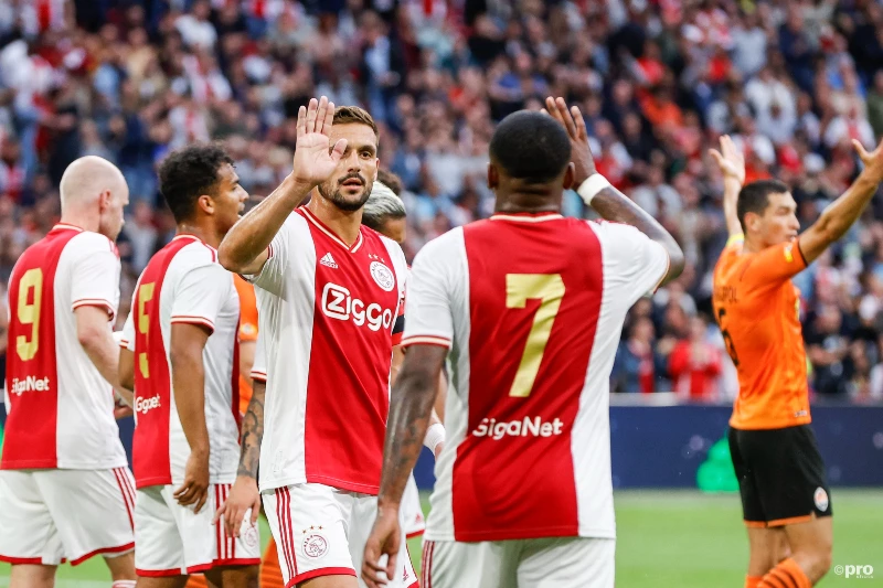 Tadic en Bergwijn juichen na een goal voor Ajax