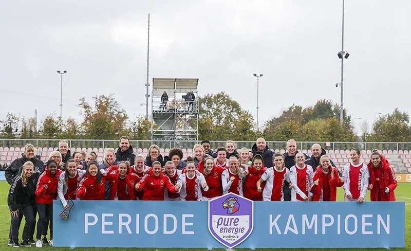Ajax Vrouwen vieren het winnen van de periodetitel