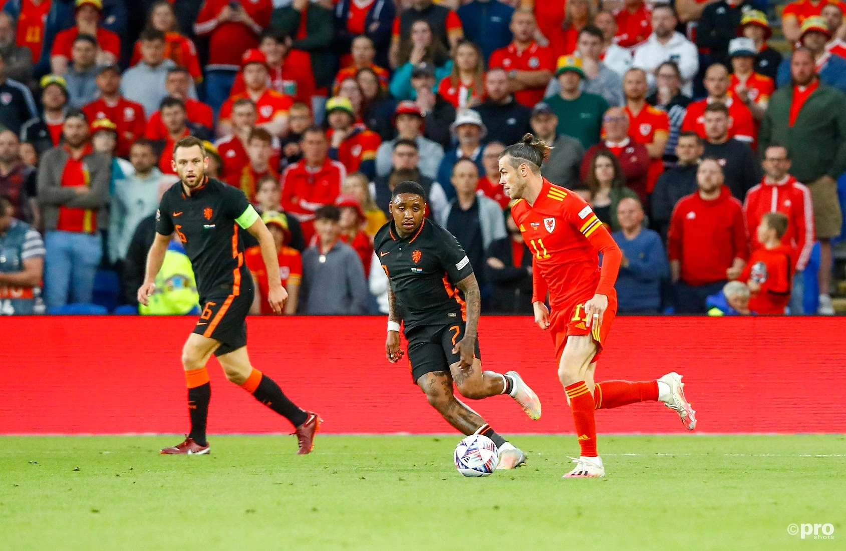 Gareth Bale in actie tegen Oranje