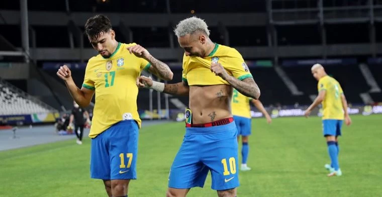 Neymar juicht na een goal voor Brazilië