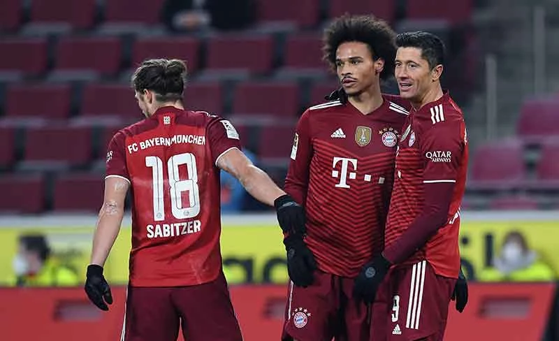 Robert Lewandowski scoort een hattrick in de Bundesliga wedstrijd FC Köln - Bayern München 