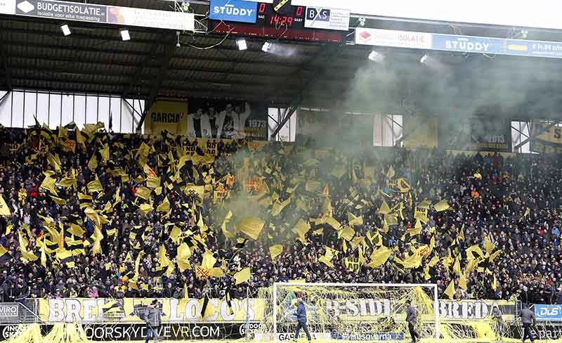 NAC Breda supporters moedigen hun club aan 