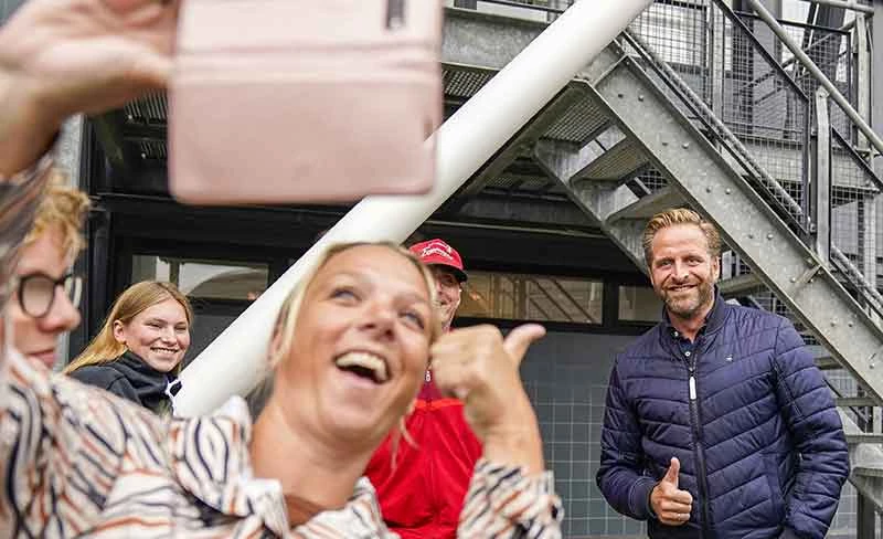 Een Feyenoord fan neemt een foto met Hugo de Jonge in De Kuip