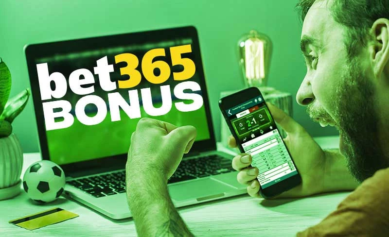 Man juicht terwijl hij naar zijn computerscherm kijkt en een Bet365 bonus code ziet
