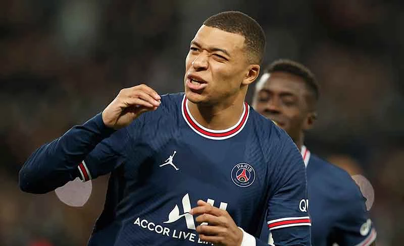 Mbappe reageert tijdens de Ligue 1 wedstrijd tussen Paris Saint-Germain en AS Monaco in Parijs